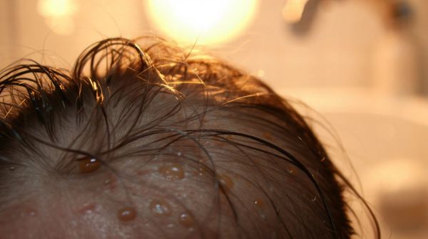 Découvrez les signes d'un cuir chevelu qui a besoin d'un nouveau shampoing