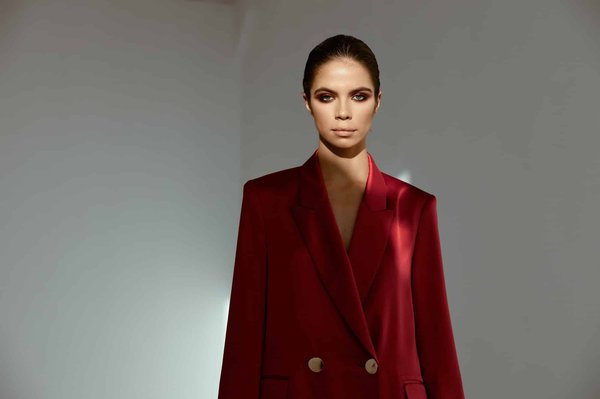 Quelle est la manière la plus chic de porter des chaussures plates avec une robe longue?