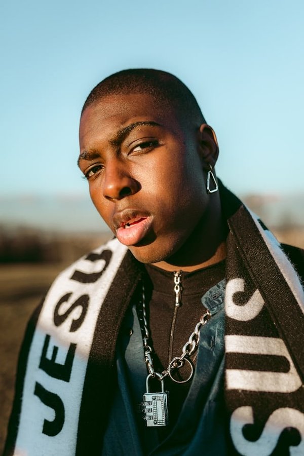 Quelle est la meilleure façon de styliser une écharpe en cachemire pour une tenue d'hiver?