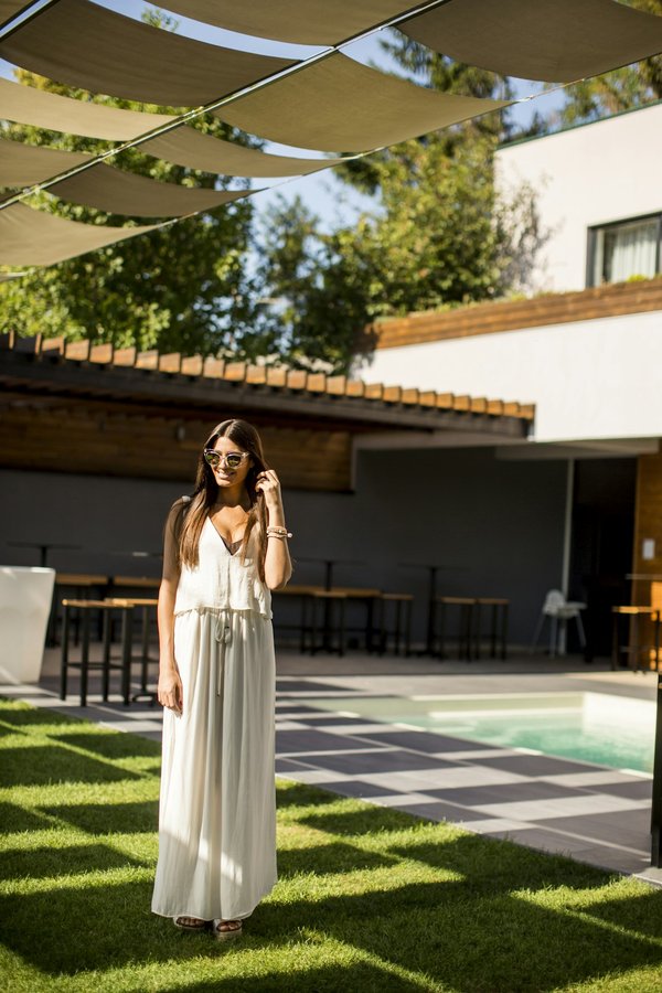 Robe longue femme : comment la bien porter selon les saisons ?