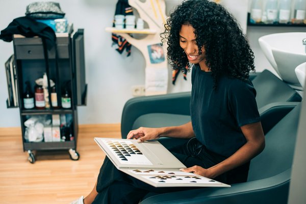 Cheveux noir bleu : comment l'adopter et quels soins privilégier ?